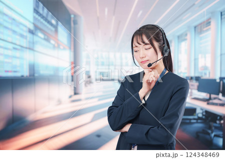 困った表情をする電話オペレータの女性 困った表情をする電話オペレータの女性 124348469