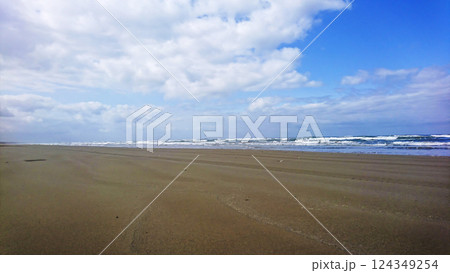 冬の寒さ残る初春の海の波打ち際で地平線まで一直線に伸びる誰も居ない海岸線の砂浜と青く澄み渡る空と雲2 冬の寒さ残る初春の海の波打ち際で地平線まで一直線に伸びる誰も居ない海岸線の砂浜と青く澄み渡る空と雲2 124349254
