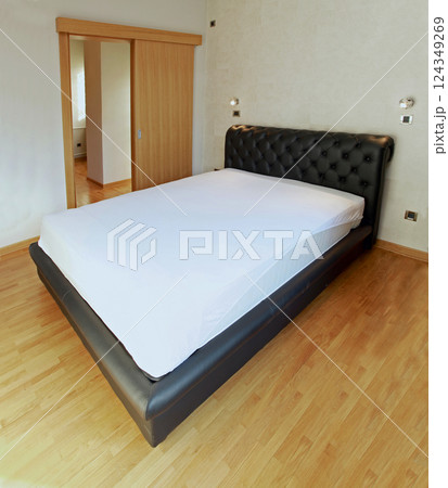 Large bed 124349269