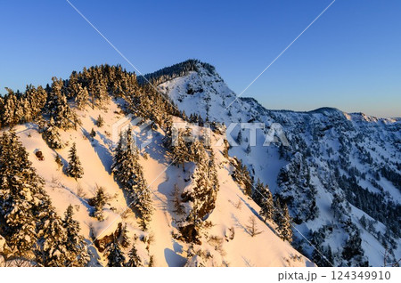 朝焼けに染まる山肌（黒斑山の雪景色） 124349910