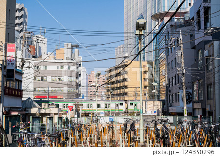 【東海道本線】早朝の蒲田駅を通過する普通列車 【東海道本線】早朝の蒲田駅を通過する普通列車 124350296