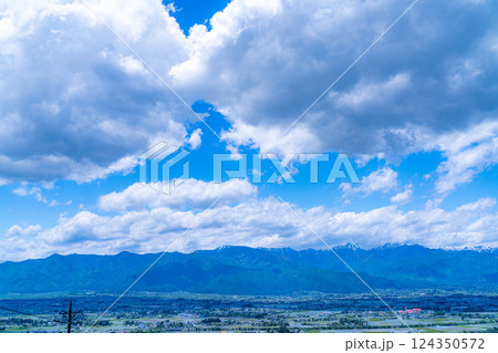 【初夏素材】北アルプスに抱かれた街・初夏の安曇野【長野県】 124350572