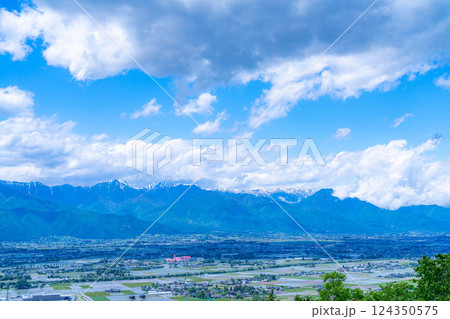 【初夏素材】北アルプスに抱かれた街・初夏の安曇野【長野県】 124350575