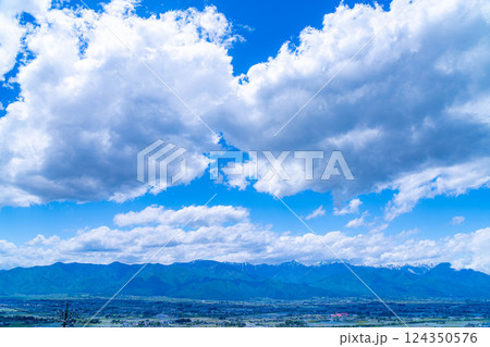 【初夏素材】北アルプスに抱かれた街・初夏の安曇野【長野県】 124350576