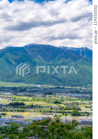 【初夏素材】北アルプスに抱かれた街・初夏の安曇野【長野県】 124350582