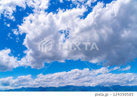 【初夏素材】北アルプスに抱かれた街・初夏の安曇野【長野県】 124350585