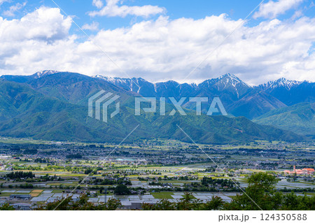 【初夏素材】北アルプスに抱かれた街・初夏の安曇野【長野県】 124350588
