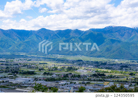 【初夏素材】北アルプスに抱かれた街・初夏の安曇野【長野県】 【初夏素材】北アルプスに抱かれた街・初夏の安曇野【長野県】 124350595