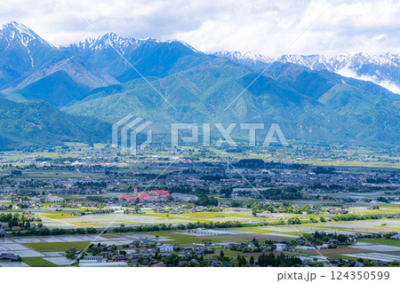 【初夏素材】北アルプスに抱かれた街・初夏の安曇野【長野県】 124350599