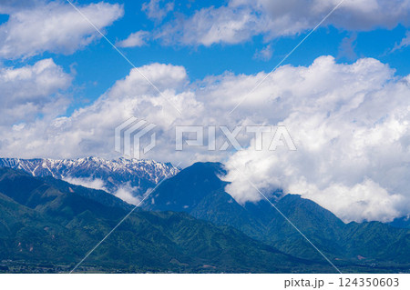 【初夏素材】北アルプスに抱かれた街・初夏の安曇野【長野県】 124350603
