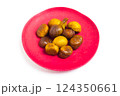 栗の実、赤いお皿 124350661