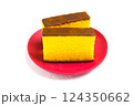 赤い皿の上のカステラ 124350662