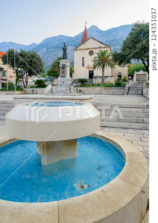 Makarska town, popular tourist seaside resort on the Adriatic sea coastline of Croatia Makarska town, popular tourist seaside resort on the Adriatic sea coastline of Croatia 124351037