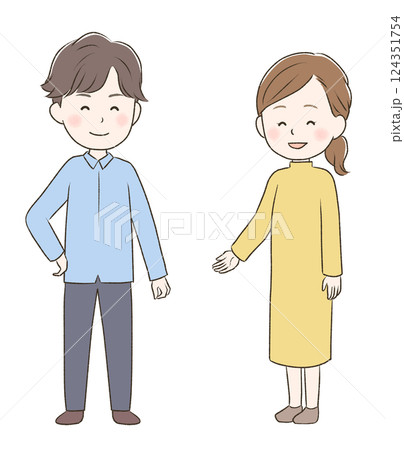 満面の笑顔の全身のかわいい夫婦 124351754