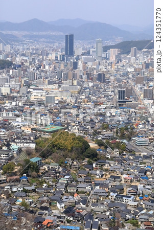 広島市の街並み（黄金山頂上からの風景） 124351770
