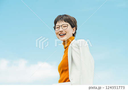 ショートヘアのキャリアウーマンの青空ポートレート ショートヘアのキャリアウーマンの青空ポートレート 124351773