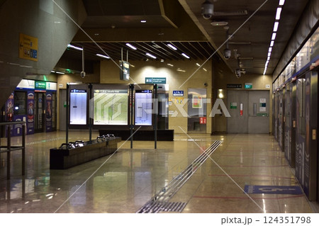 誰もいない駅 124351798