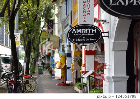 道路沿いにある商店と看板 124351799