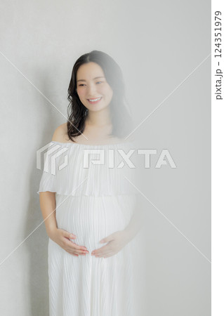 妊婦　マタニティフォト 124351979