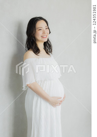 妊婦　マタニティフォト 124351981