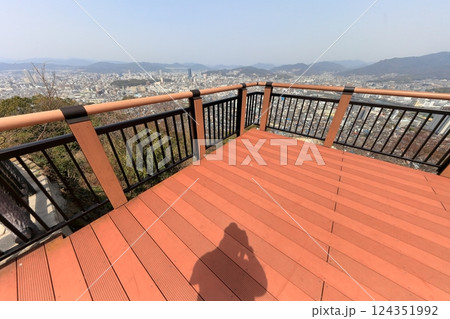 広島市の街並み（黄金山頂上からの風景） 124351992