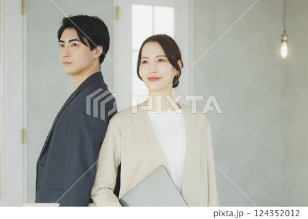 オフィスで働く男女 オフィスで働く男女 124352012