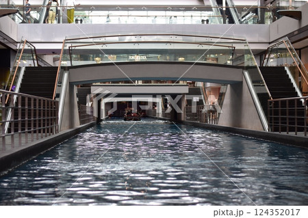 ショッピングモールと川 124352017