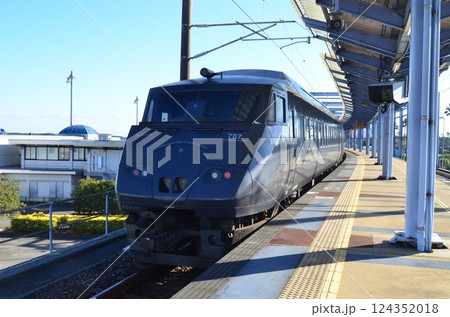 宮崎空港駅で発車を待つ特急にちりん 124352018