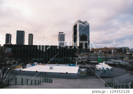 [梅田]寒空の冬の休日 124352126