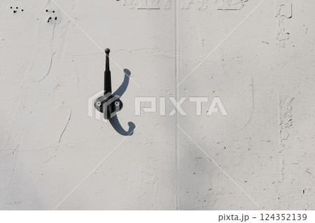 白壁に取り付けられた帽子掛けとその影 白壁に取り付けられた帽子掛けとその影 124352139