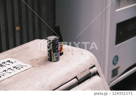 [梅田]放置された缶コーヒーの空き缶 124352171