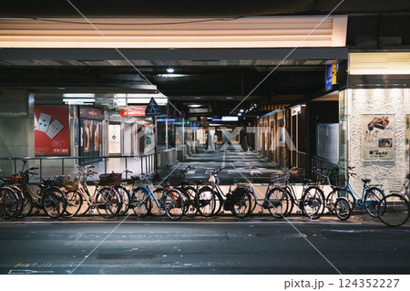 [梅田]たくさんの自転車 124352227