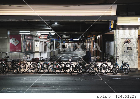 [梅田]たくさんの自転車 124352228