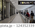 空港内の到着ロビー、その時間を歩く人々 124352339