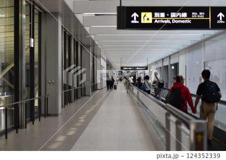空港内の到着ロビー、その時間を歩く人々 空港内の到着ロビー、その時間を歩く人々 124352339
