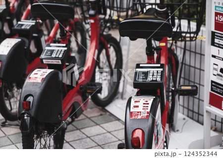 [梅田]路地に駐められた自転車 124352344