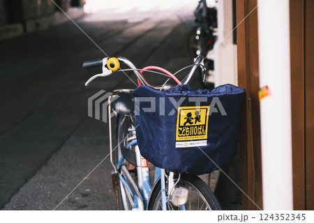 [梅田]路地に駐められた自転車 124352345