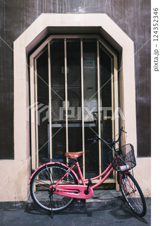 [梅田]路地に駐められた自転車 124352346