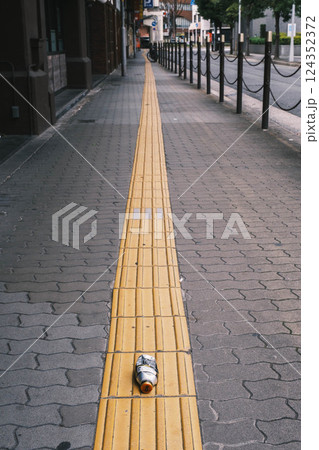 [梅田]道路に落ちた空き缶 124352372