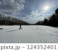 ゲレンデを滑る人 124352401