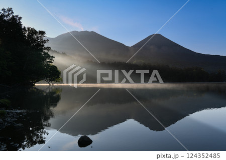 静まり返った湖を照らす朝陽 静まり返った湖を照らす朝陽 124352485