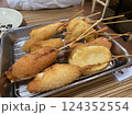 揚げバットにのせられた串カツ 124352554
