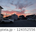 住宅街に沈む夕日 124352556