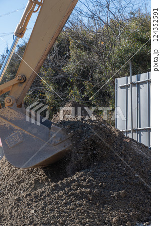 パワーショベルのバケット パワーショベルのバケット 124352591