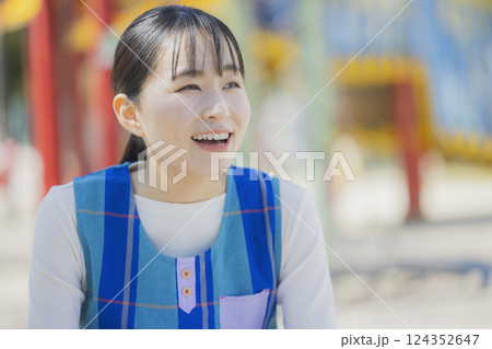 公園の保育士 公園の保育士 124352647