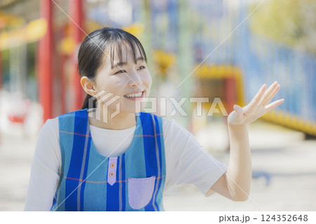 公園の保育士 124352648