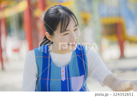 公園の保育士 公園の保育士 124352651