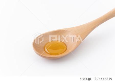 スプーンの上のはちみつのクローズアップ 124352819