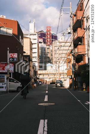 [天満]夕暮れ時の大阪の町並み 124352850