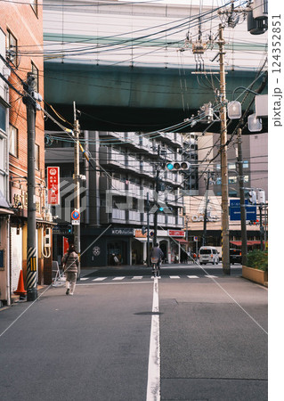 [天満]夕暮れ時の大阪の町並み 124352851